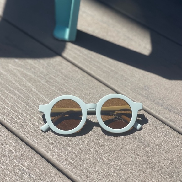 🌈 ☀️ Colorful Insta worthy kids’ sunglasses - Picture 4 of 8